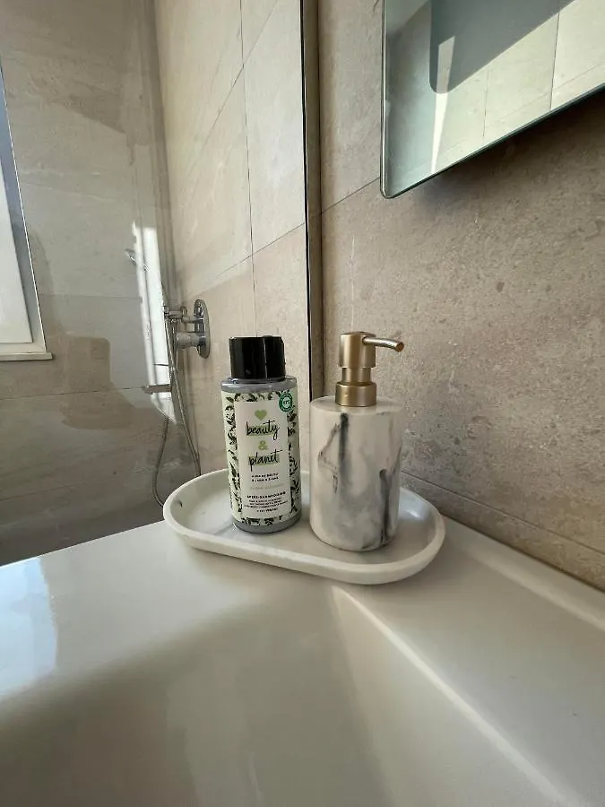 Square Inn Modern Studio City Center Tirana 0*,  Albania